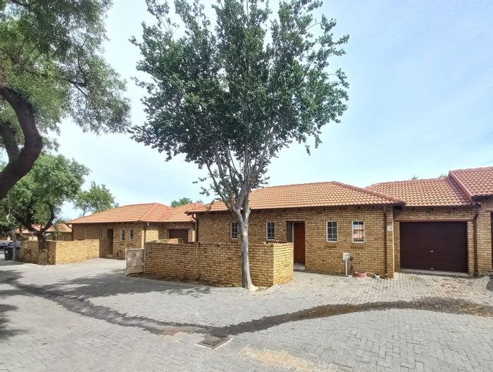 Kosmosdal Townhouse To Rent: 2 beds, clubhouse, pool, pet-friendly, secure estate.