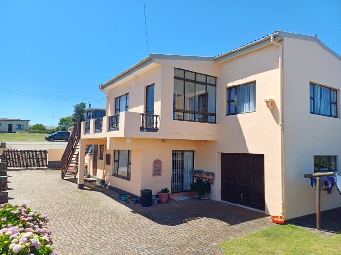 4-Bedroom House with Flatlet, Bar, Ocean Views in Reebok - For Sale.