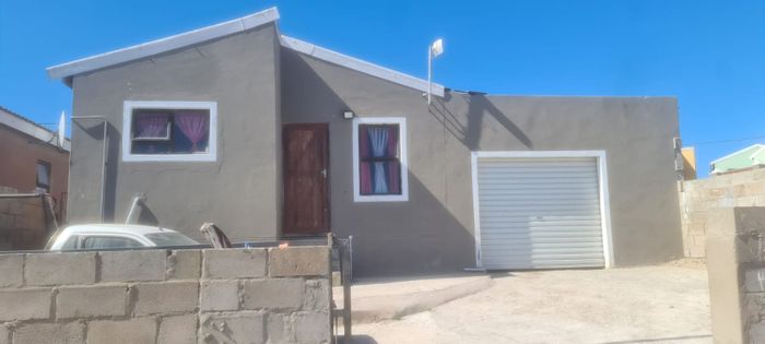 2-bedroom house for sale in Saldanha Central with garage and family bathroom.