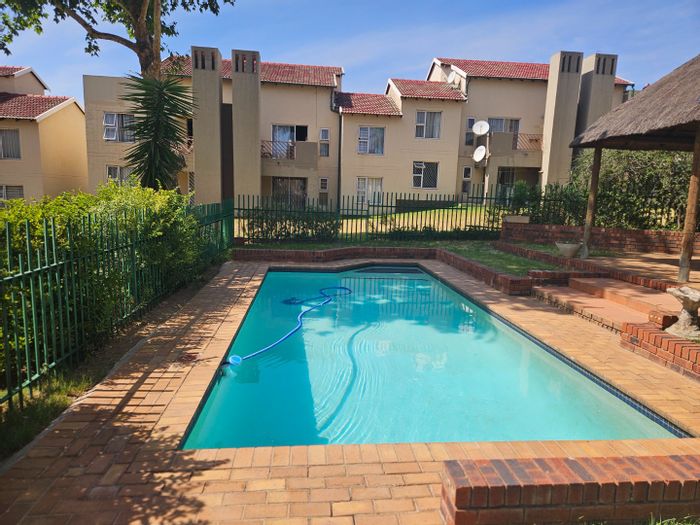 Bromhof Townhouse For Sale: 1-bed, pool, lapa, 24-hour security.