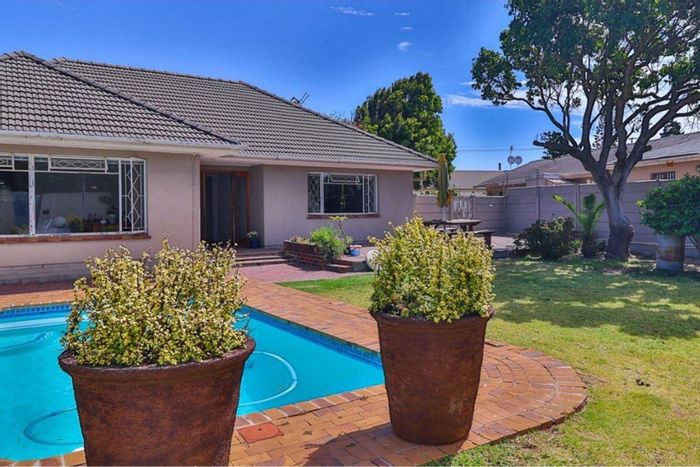 Tijgerhof House For Sale: Spacious 3-bed home, flatlet, pool, and ample parking.