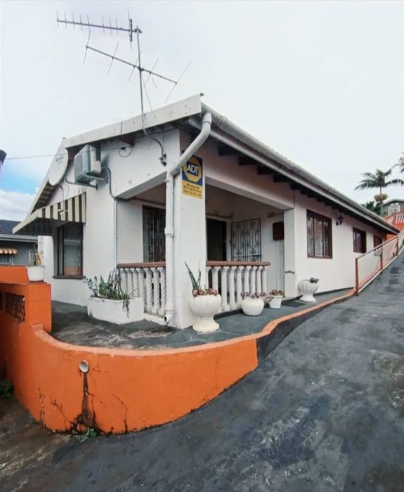 For Sale: 3-bedroom house in Shallcross with flatlet, carport, and close amenities.