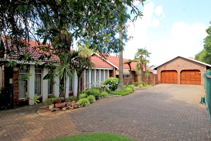 Eldoraigne House For Sale: 3 beds, borehole, spacious garden, double garage.