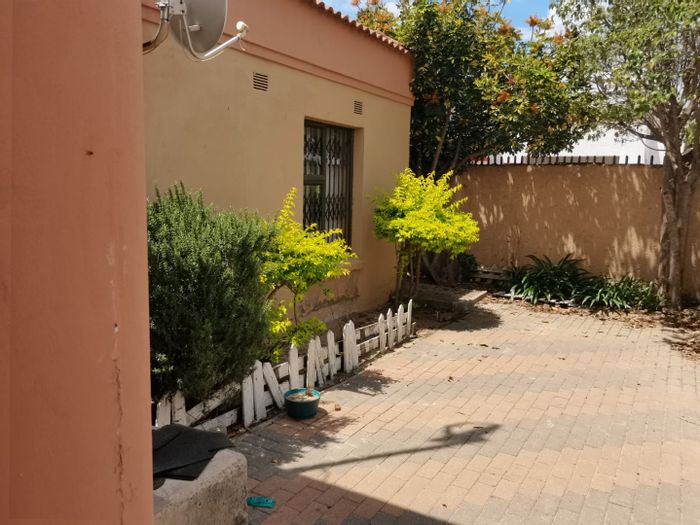 3-Bedroom House To Rent in Seshego with Garage, Fenced Yard, Near Amenities.