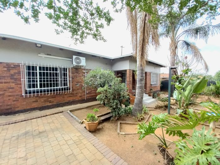 House For Sale in Primrose: 3 Bedrooms, Study, Double Garage, Outdoor Entertainment Area.