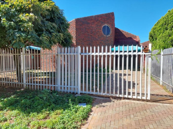 Lourenspark Townhouse To Rent: Two bedrooms, secure complex, garage, garden maintenance.