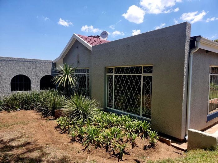 Eastleigh Ridge House For Sale: 4 Bedrooms, pool, flatlet, and security features.