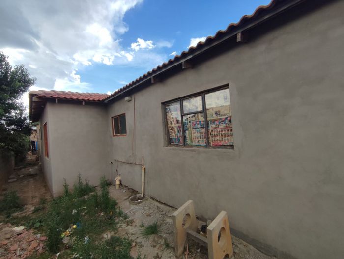 Renovated 2-bedroom house in Daveyton with kitchen and sitting area, For Sale.