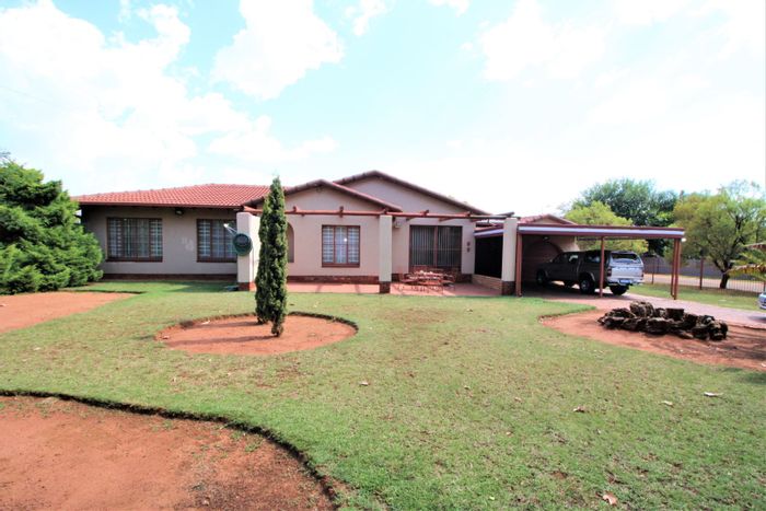 Wierda Park House For Sale: 3 bedrooms, braai room, large garden, ample parking.