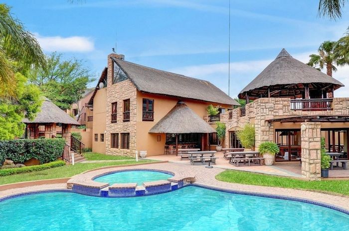 Douglasdale Townhouse For Sale: 2 beds, pools, tennis courts, clubhouse, secure living.