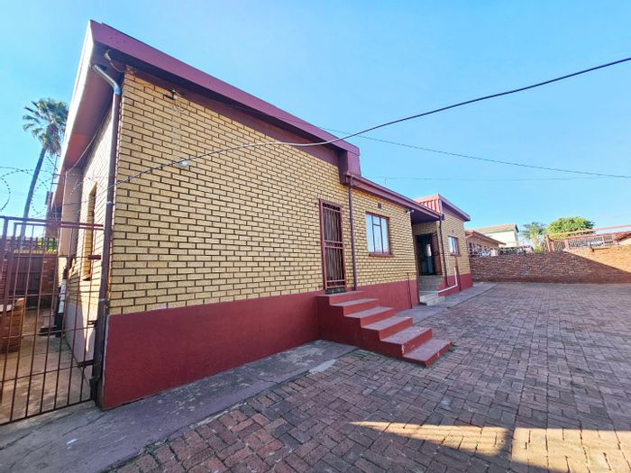 Laudium House For Sale: Spacious with built-in features, security, and ample parking.