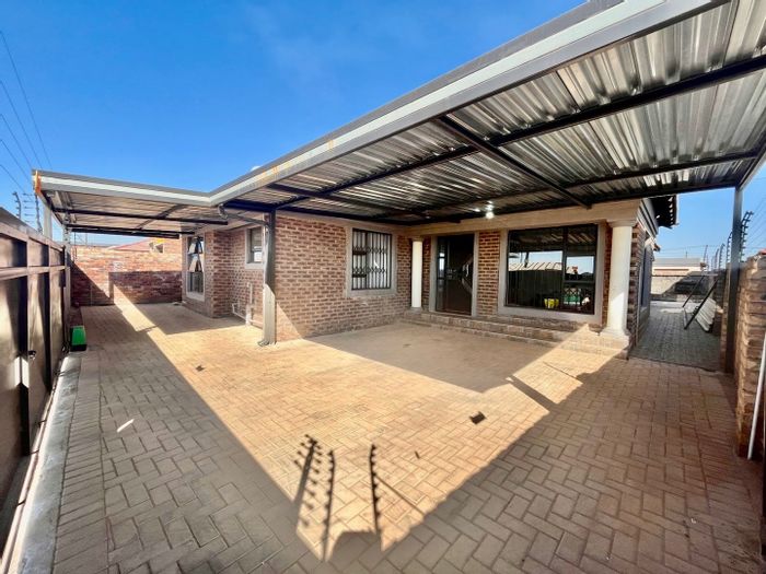 Rockdale House To Rent: Communal living with private room, amenities, and security features.