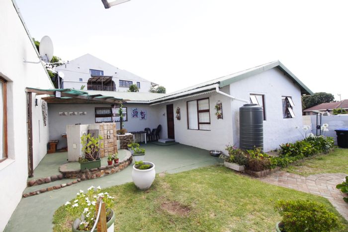 Versatile Aston Bay house for sale: dual living, entertainment areas, ample parking.