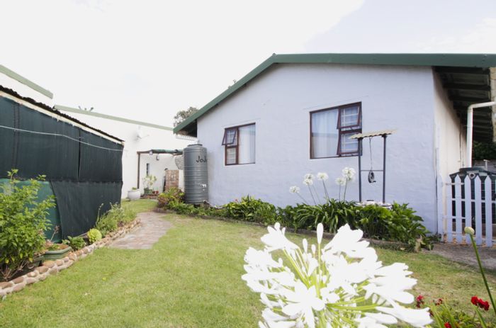 Versatile Aston Bay house for sale: dual living, entertainment areas, ample parking.