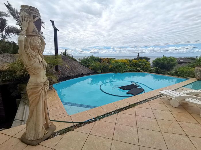 House for Sale in Manaba Beach: Pool, Lapa, multiple units, sea views.