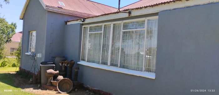 Charming 3-bedroom house in Marquard Central with double garage and rental flat. For Sale.