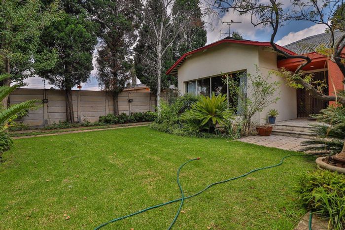 Malvern East House For Sale: 3 Bedrooms, flatlet, garden, ample parking, secure location.