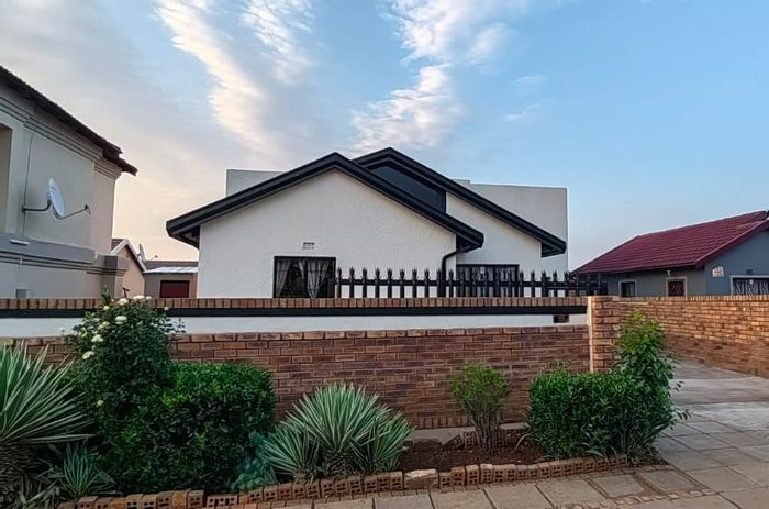 Dawn Park House For Sale: Open-plan living, two en-suites, garage, storeroom.