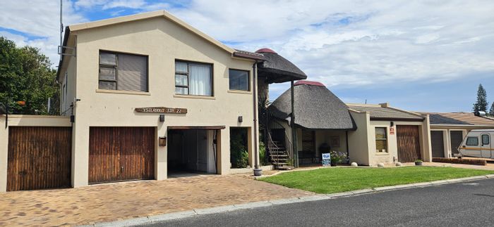 Blommendal House For Sale: 4 beds, flatlet, pool, parking, off-grid water.