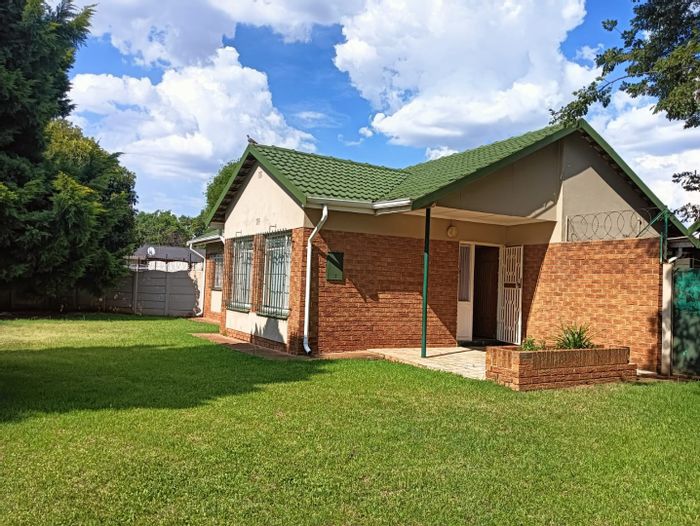 Dal Fouche House For Sale: 3 bedrooms, large yard, double garage, close to amenities.