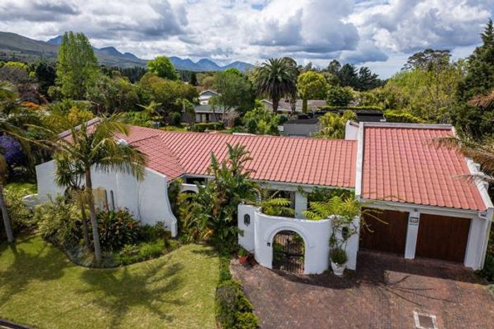 Glen Barrie House For Sale: 4 beds, flat, braai area, wine cellar, garages.