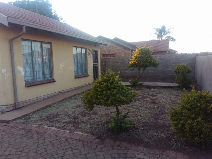 Ga-Rankuwa House For Sale: 2 bedrooms, open plan lounge, secure parking, extra outside room.