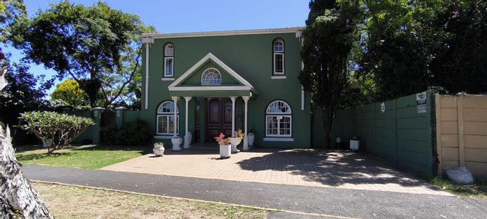 Wynberg House For Sale: 5 bedrooms, dual living spaces, potential business use.