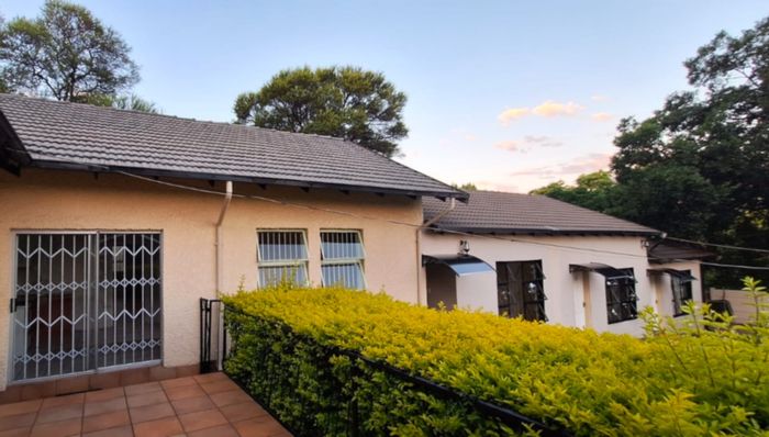 Blairgowrie Apartment To Rent: Secure cottage with communal garden and parking.