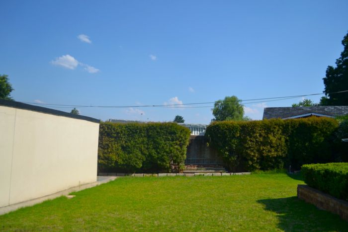 Blairgowrie Apartment To Rent: One bedroom, communal garden, close to amenities.