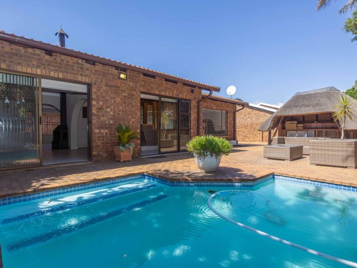 Eden Glen House For Sale: 3 bedrooms, pool, bar, secure complex, low levies.