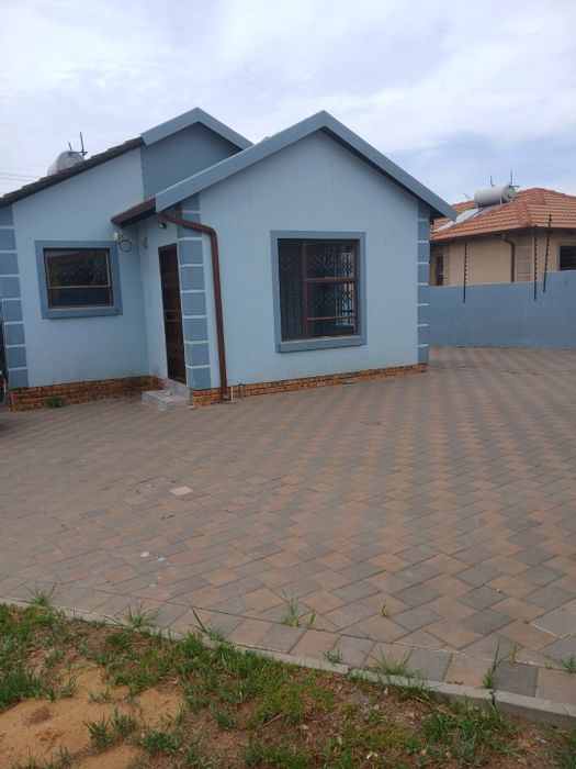 To Rent: 3-bedroom house in Blue Hills AH, secure complex, pet-friendly, prepaid electricity.