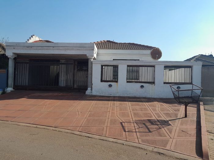 Roodekop House For Sale: 3 bedrooms, 2 bathrooms, spacious kitchen, ample parking.