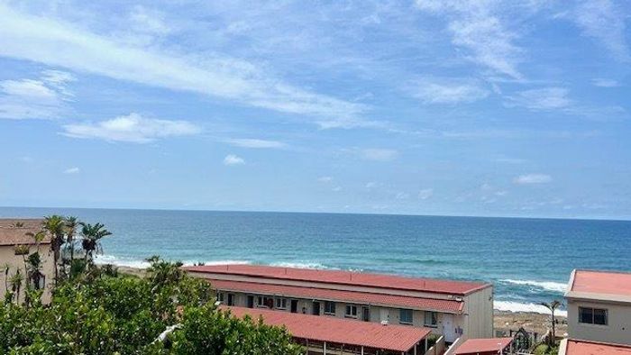 Uvongo Apartment For Sale: 3 Bedrooms, sea views, garage, pool, pet-friendly.