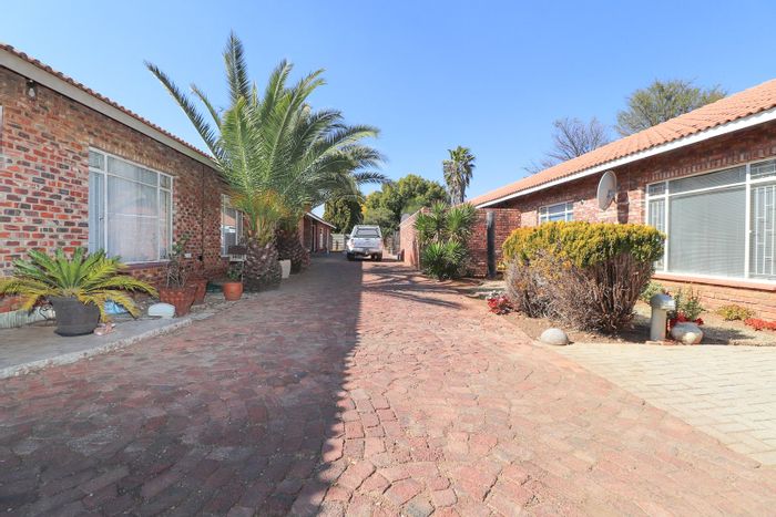 La Hoff Townhouse To Rent: 2 bedrooms, open plan living, pet friendly, no levies.