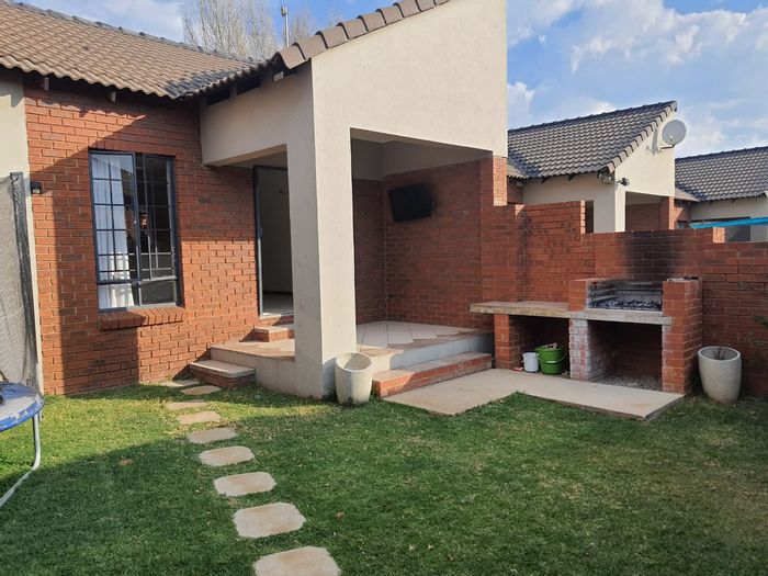 For Sale: Mooikloof Ridge Townhouse with security, garden, garage, and amenities.