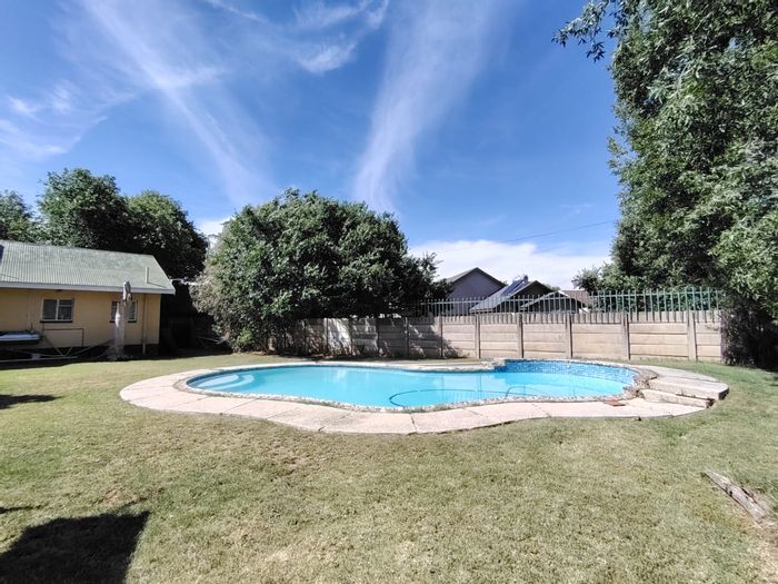 Fichardt Park House For Sale: Spacious yard, pool, parking for six, versatile layout.