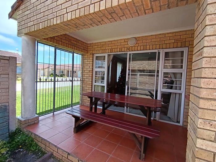 For Sale: Townhouse in Parsonsvlei with open plan living, braai area, and garage.