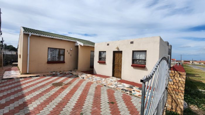 For Sale: House in Motherwell Nu 9 with income-generating outside rooms and amenities.