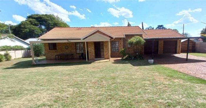 Valhalla House For Sale: 3 beds, double garage, large garden, secure parking.