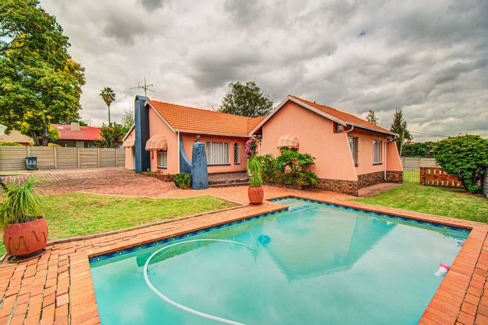 Isandovale House For Sale: 4 beds, pool, braai area, 991 sqm stand.