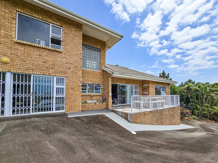 For Sale: Uvongo House with sea views, dual kitchens, and fully furnished.