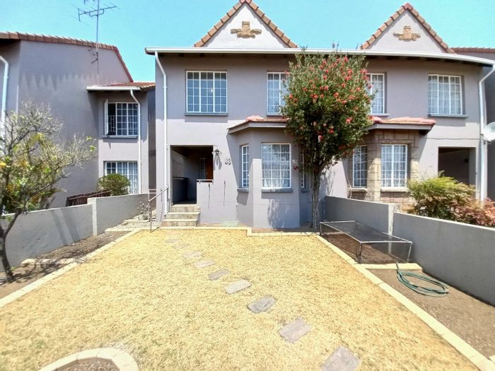 Eden Glen Townhouse For Sale: 3 bedrooms, private garden, 24/7 security, pool.