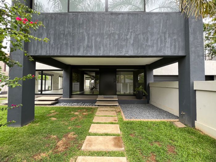 For Sale: 5-bedroom house in Silver Lakes Golf Estate with pool and indoor braai.