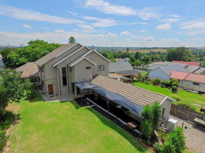 Illiondale House For Sale: 5 Bedrooms, garden, multiple lounges, security features.