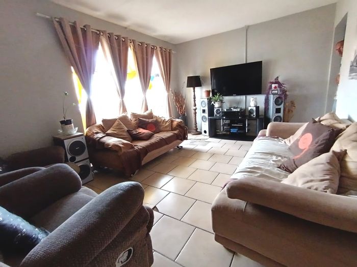 Affordable Apartment For Sale in Algoa Park with 3 Bedrooms and Garage.