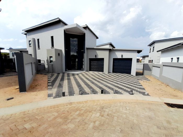 House for Sale in Roodepark Eco Estate: 24-hour security, outdoor spaces, spacious design.