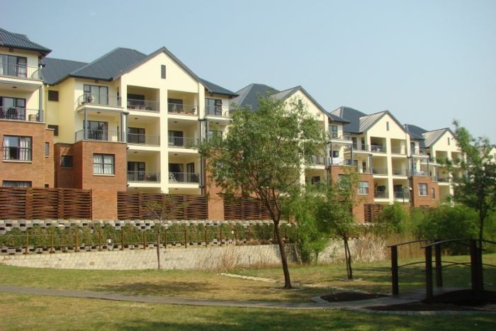 Kyalami Hills Apartment To Rent: 3 Bedrooms, Pool, Gym, Secure Complex Amenities.