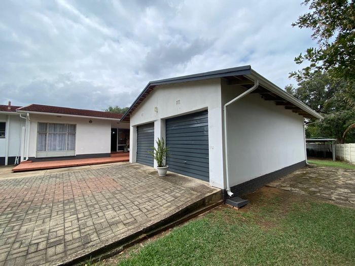 Huttenheights House For Sale: Spacious garden, double garage, near school and mall.