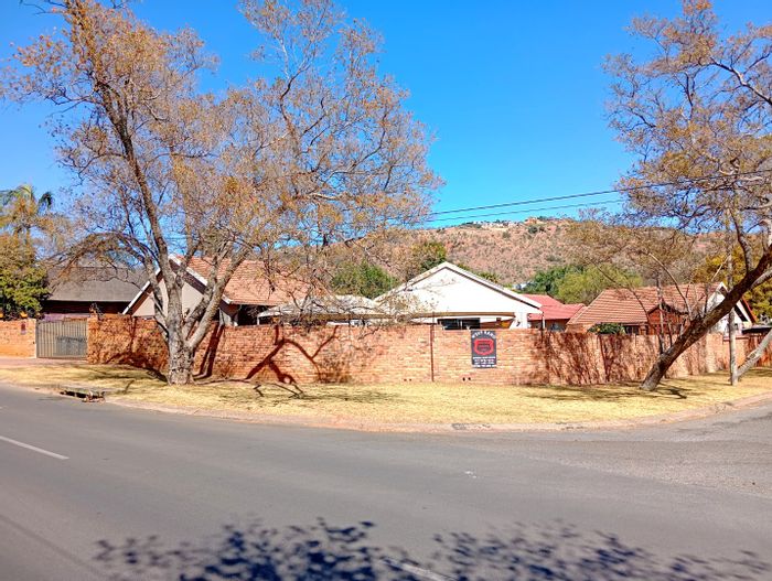 House To Rent in Strubensvallei: 3 beds, pool, braai area, 2 cottages.