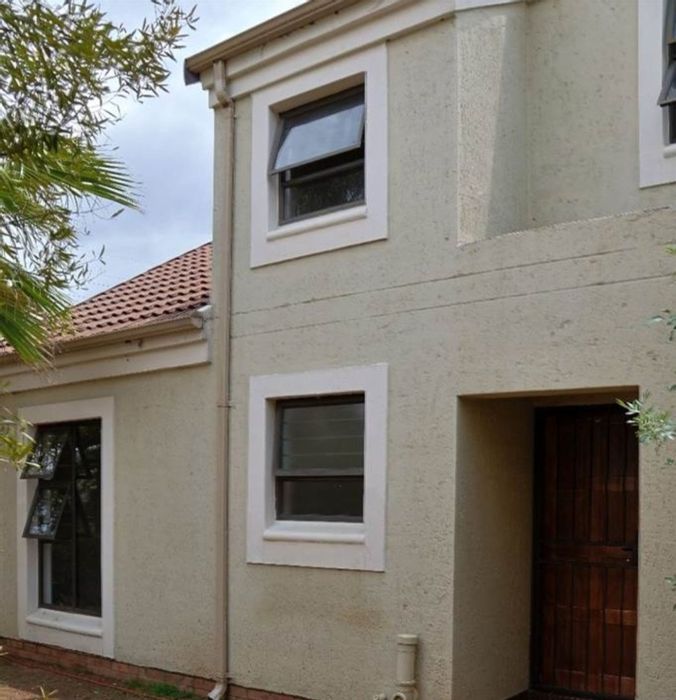 Kengies Townhouse To Rent: 2 Bedrooms, Loft, Garden, Pool, Pet-Friendly.